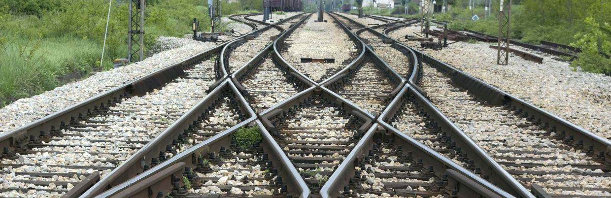 Vias de tren que van a distintos destinos